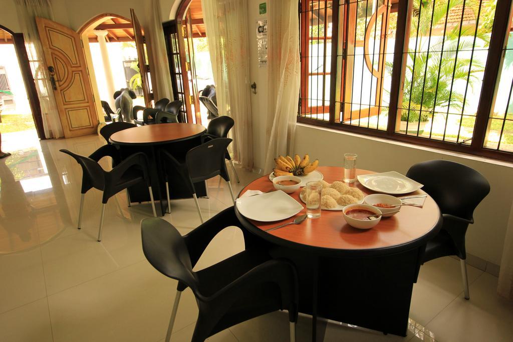 Flipflop Hostel Negombo Eksteriør billede
