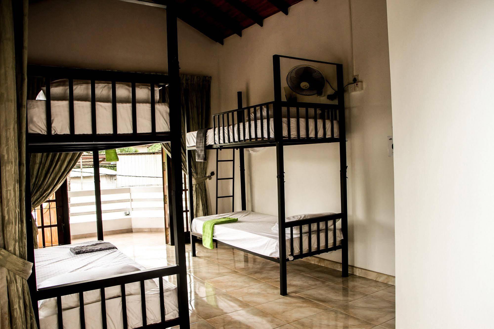 Flipflop Hostel Negombo Eksteriør billede