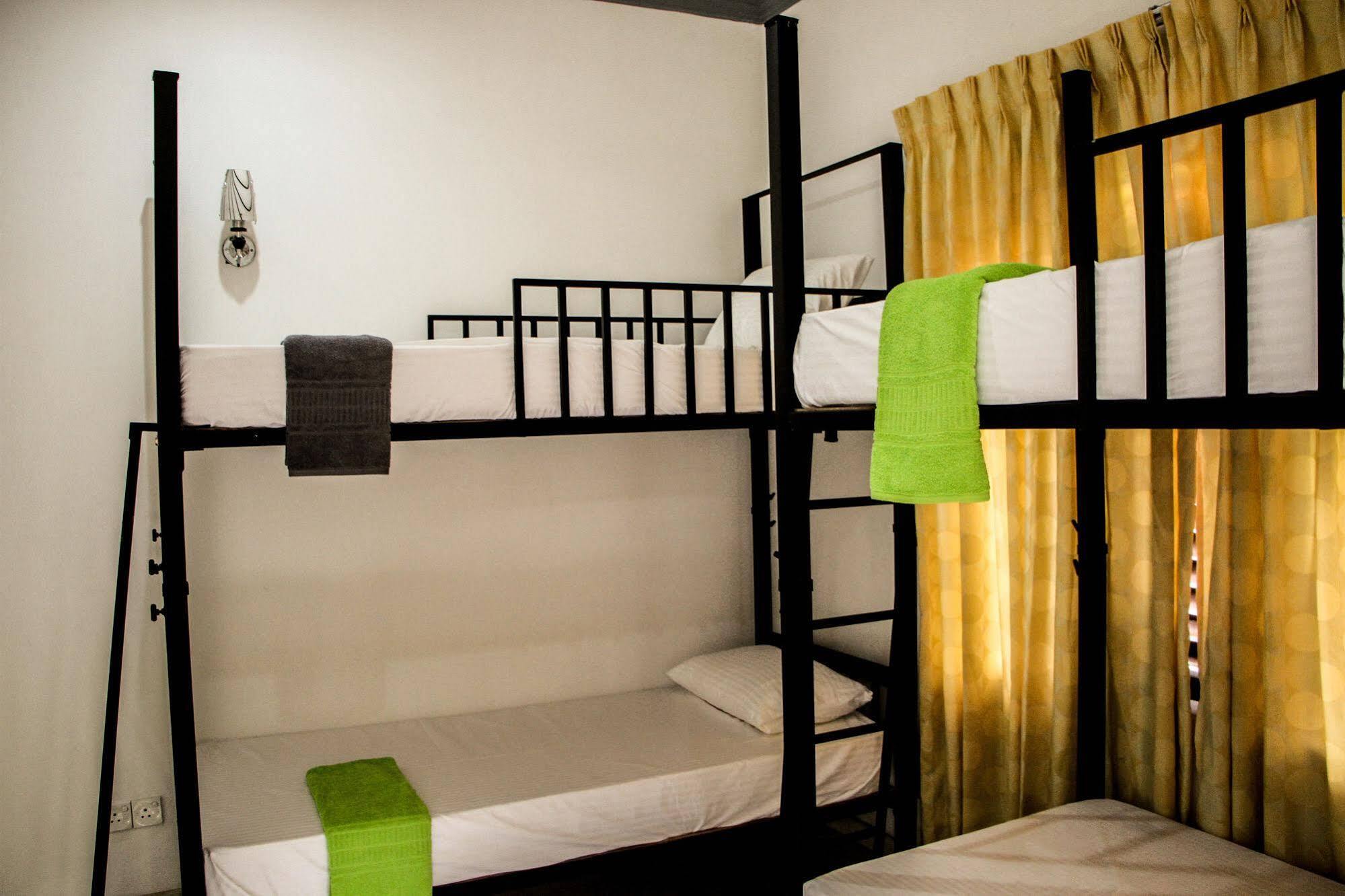Flipflop Hostel Negombo Eksteriør billede